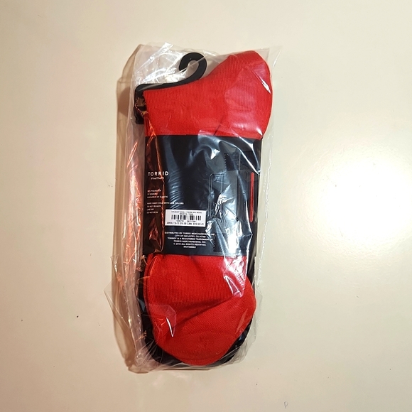 ❤️NWT VINTAGE TORRID 2 PACK CREW SOCKS - BONES SKULL SANTA HAT PRINT - Picture 5 of 11